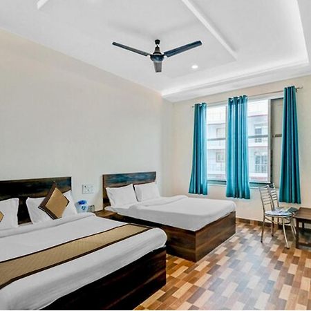 Nv Palace Hotel Vrindāvan Buitenkant foto
