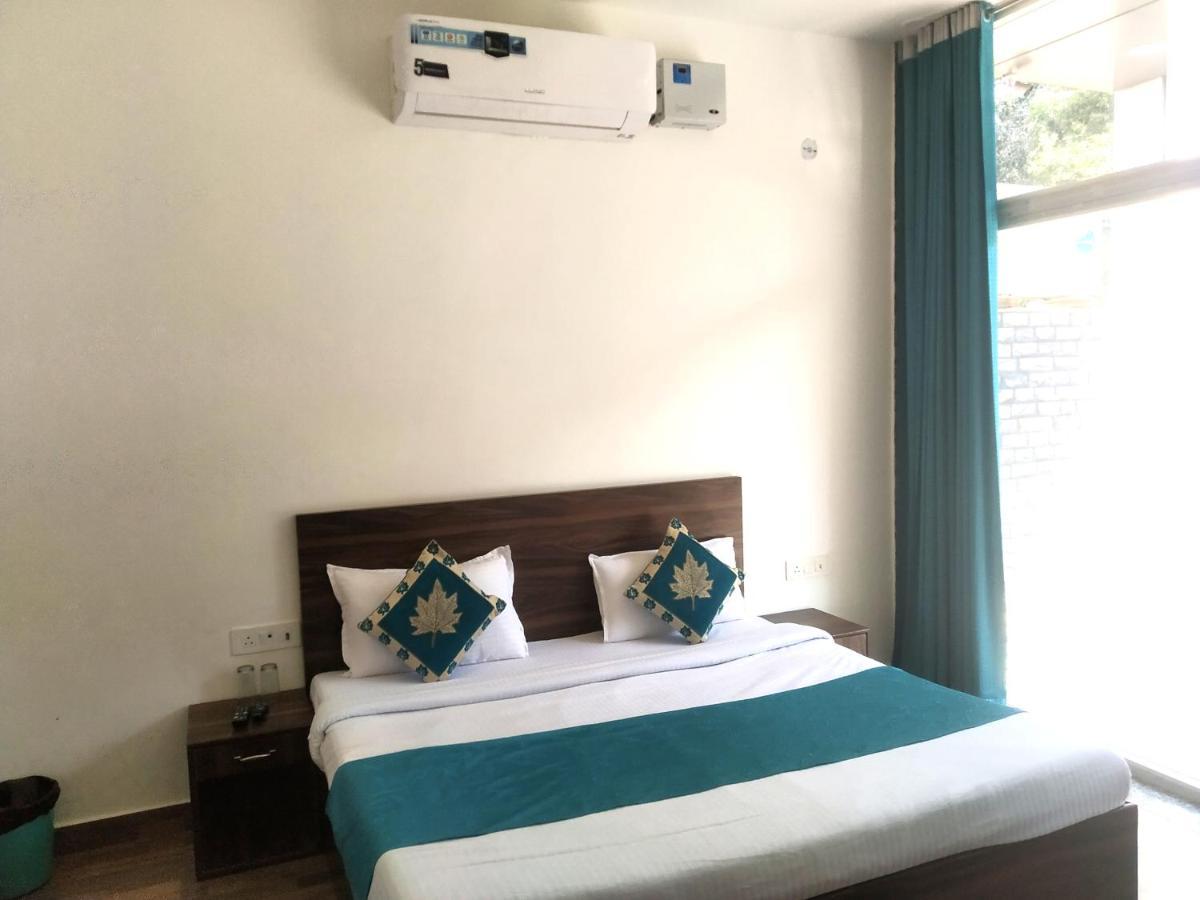 Nv Palace Hotel Vrindāvan Buitenkant foto