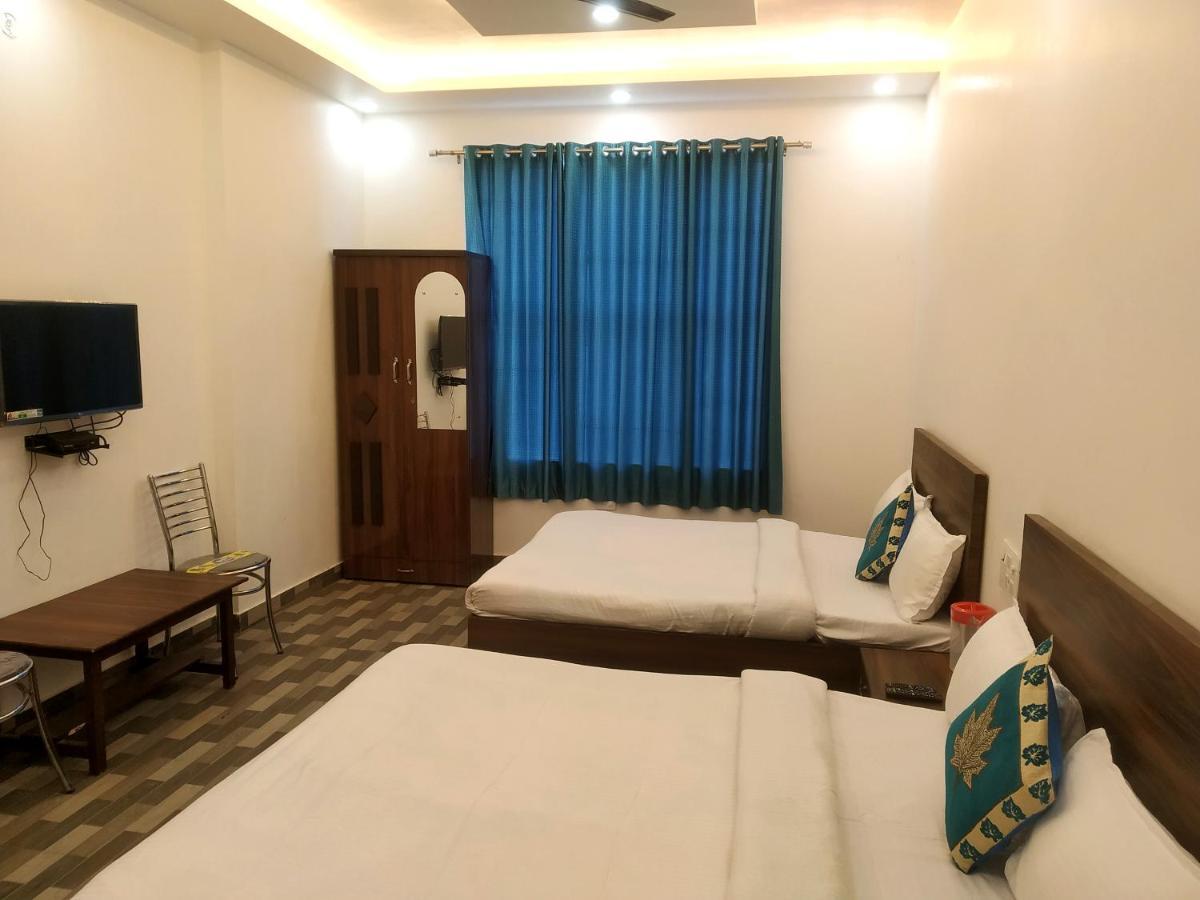 Nv Palace Hotel Vrindāvan Buitenkant foto