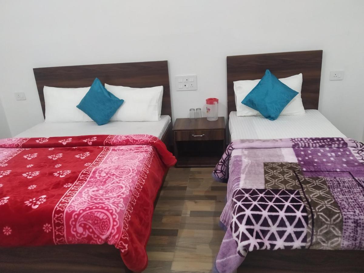 Nv Palace Hotel Vrindāvan Buitenkant foto