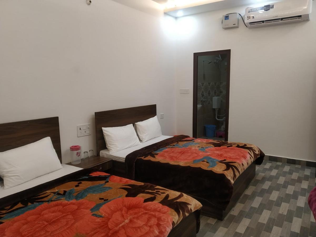 Nv Palace Hotel Vrindāvan Buitenkant foto