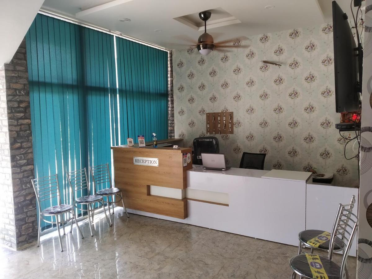 Nv Palace Hotel Vrindāvan Buitenkant foto