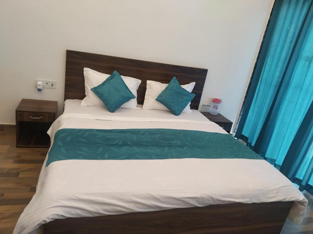 Nv Palace Hotel Vrindāvan Buitenkant foto