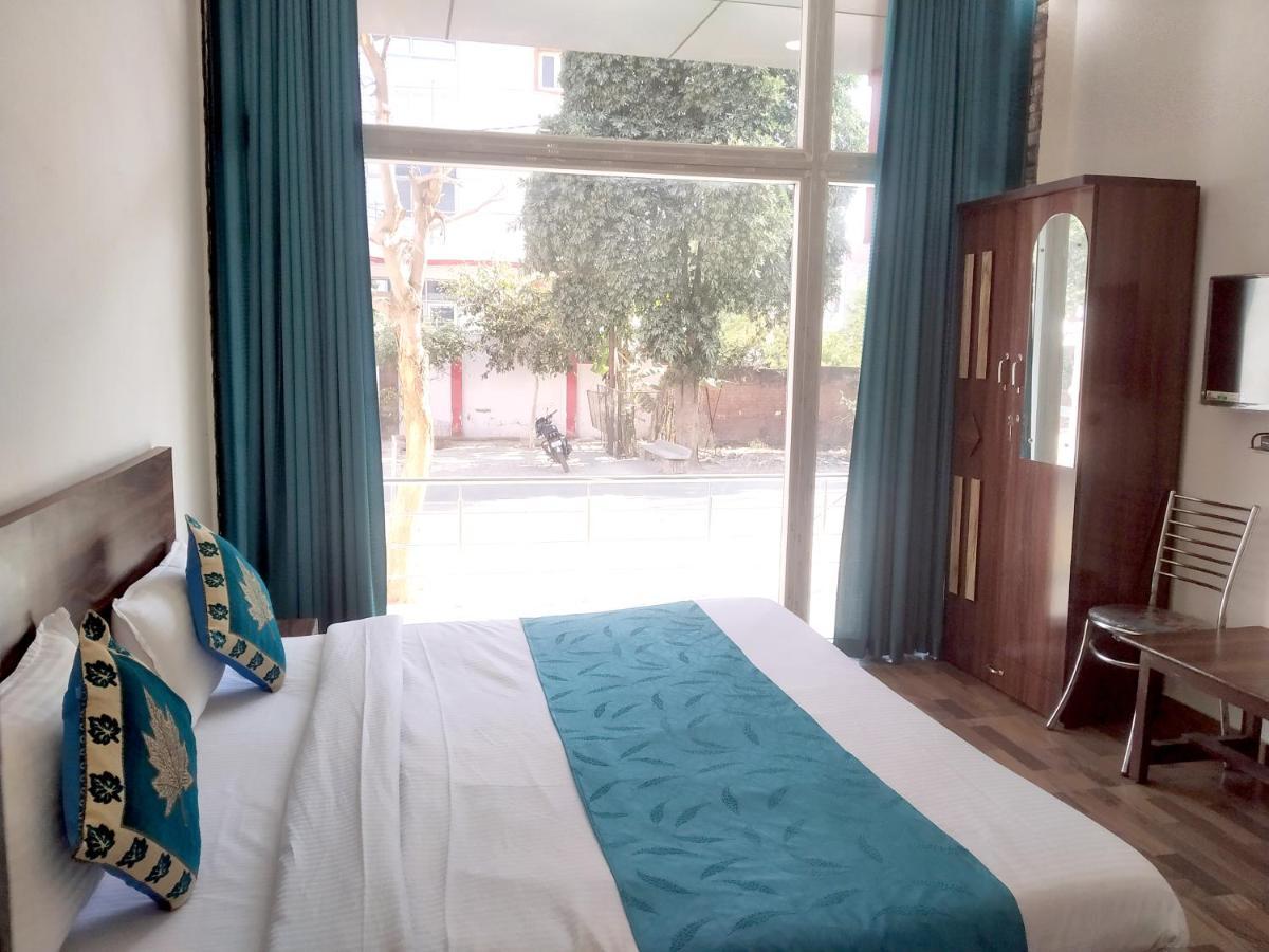 Nv Palace Hotel Vrindāvan Buitenkant foto