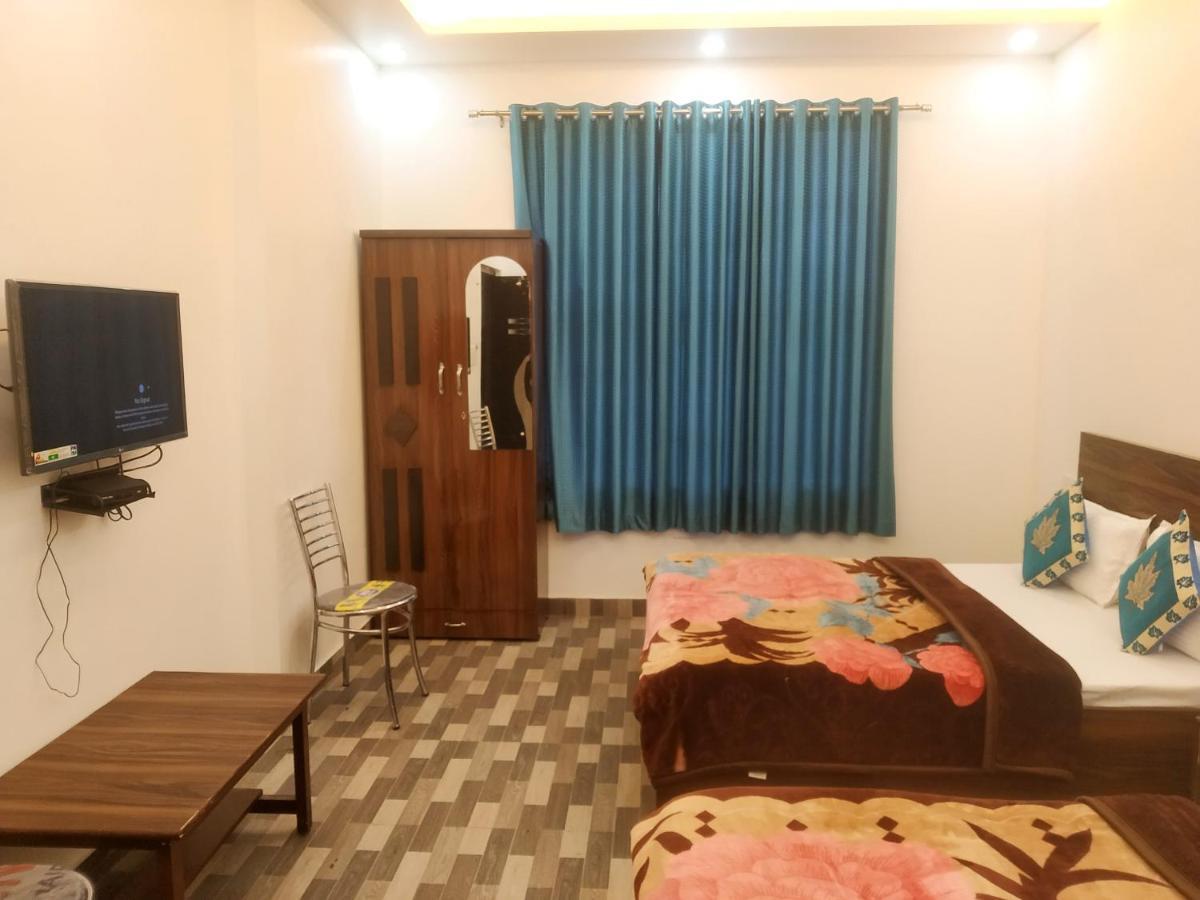 Nv Palace Hotel Vrindāvan Buitenkant foto