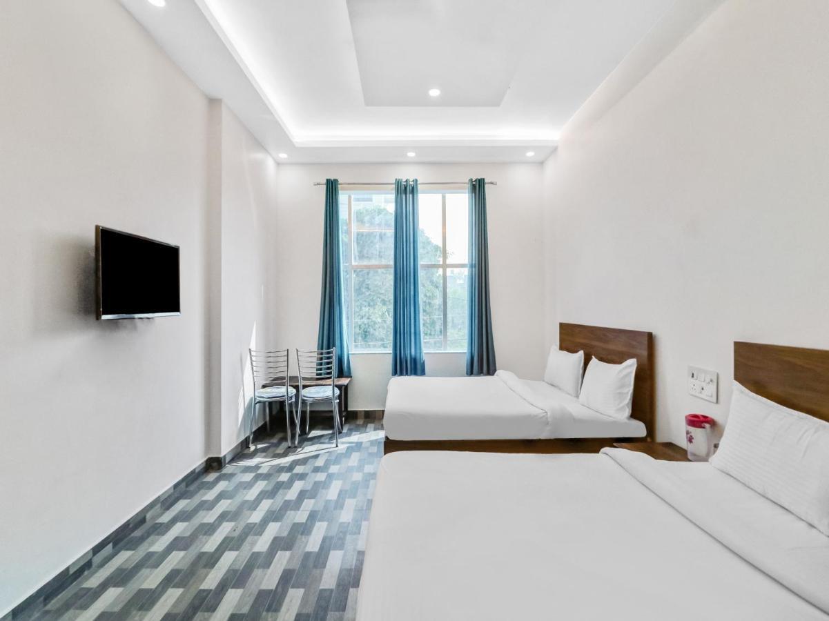 Nv Palace Hotel Vrindāvan Buitenkant foto