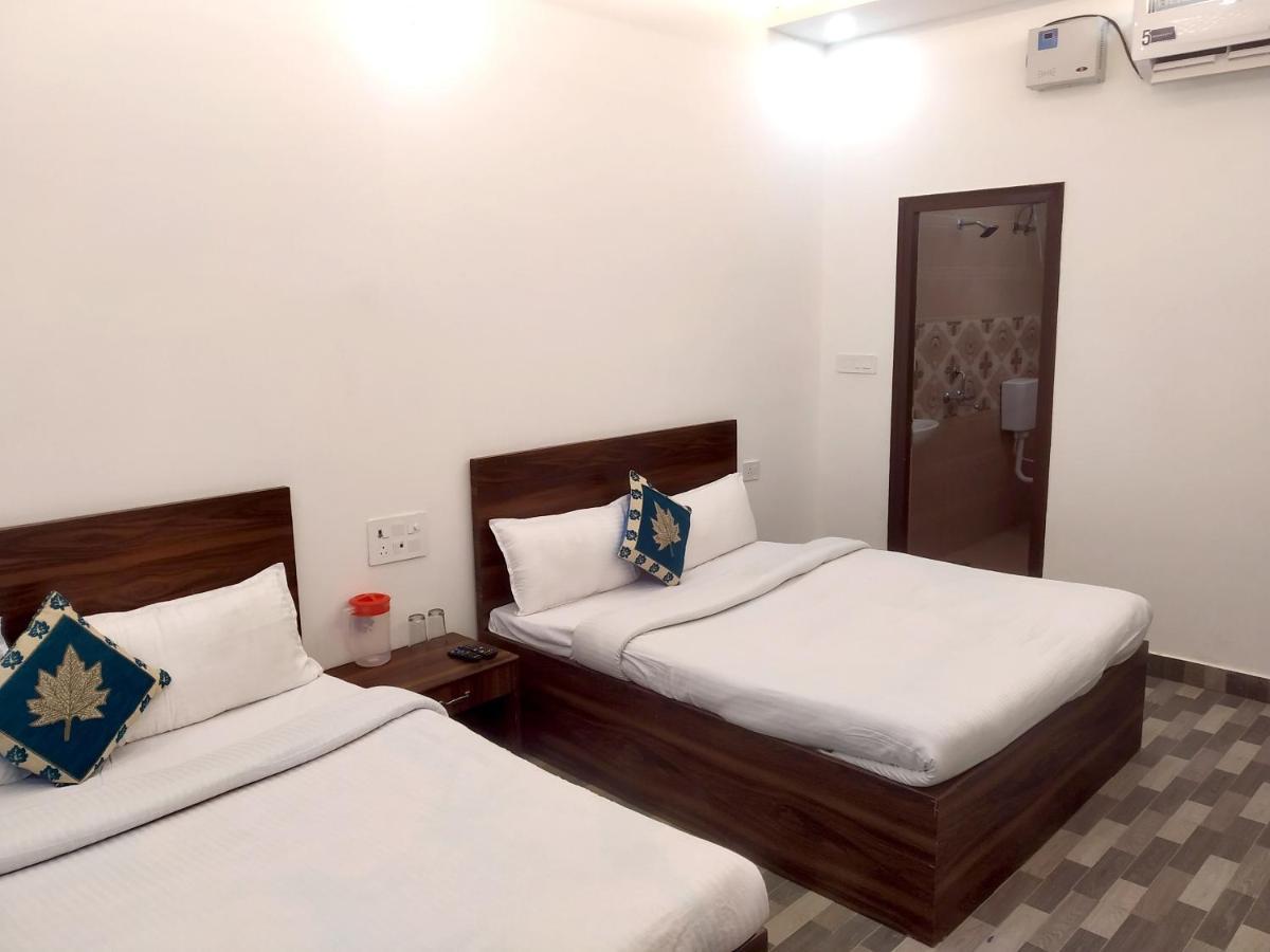 Nv Palace Hotel Vrindāvan Buitenkant foto